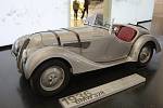 BMW 328 vyráběné v letech 1936-39 už patří k legendám automobilových dějin. Vůz slavil řadu úspěchů i při závodech. Dvoulitrový šestiválec poskytoval 60 koní a uměl vůz rozjet až na 150 km/hod