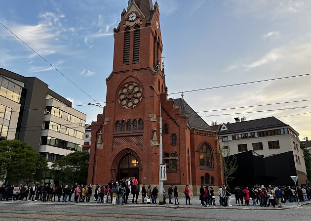 Obrovským lákadlem Muzejní noci byl znovuotevřený Červený kostel s moderní přístavbou, 19. května 2023