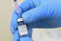 Očkovací vakcína proti koronaviru od firem Pfizer a BioNTech - ilustrační foto
