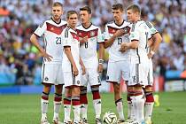 Fotbalisté Německa domlouvají taktiku proti Argentině.
