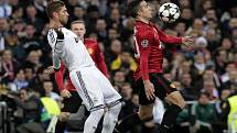 Sergio Ramos z Realu Madrid (vlevo) a Robin van Persie z Manchesteru United.