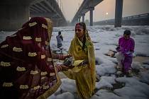 Indickou posvátnou řeku Jamuna pokryla toxická bílá pěna, která se na řece vytvořila z průmyslových odpadů a splašků.