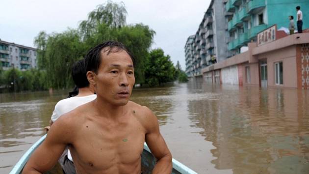 Následky záplav a tajfunu, které zasáhly na přelomu července a srpna roku 2012 Severní Koreu.