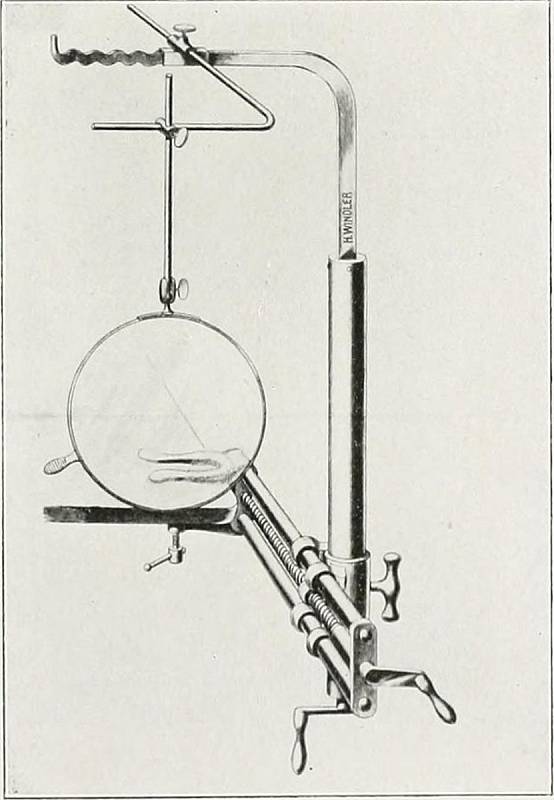 Endoskop z roku 1915 pro vyšetřování tuberkulozních pacientů. Měl skleněný štít, aby chránil lékaře před kašlem pacienta