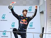 Daniel Ricciardo s trofejí pro vítěze Velké ceny Malajsie