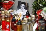 Tragickou událost připomínají květiny, hořící svíčky a fotografie zavražděného Václava Kočky mladšího před vchodem do restaurace.