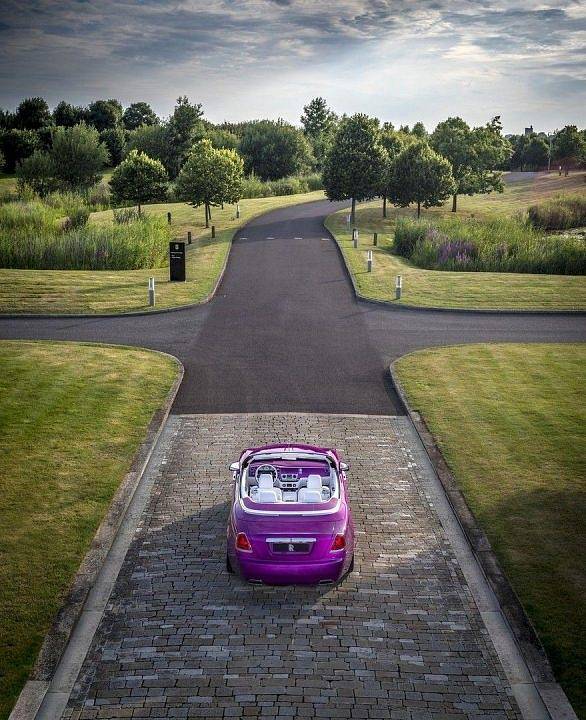 Rolls-Royce Dawn Fuxia.