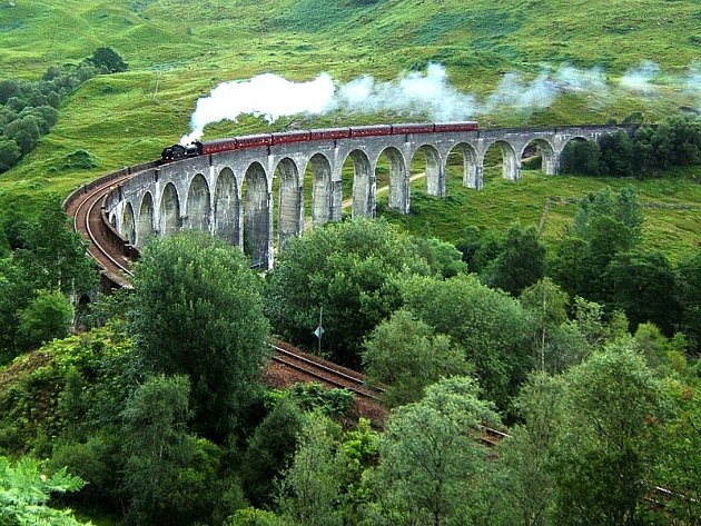 Viadukt Glenfinnan, nacházející se na skotské železniční trati West Highland, proslavily filmy o Harrym Potterovi.