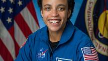 Portrét Jessicy Watkinsové, první černošské ženy, která bude žít na ISS.