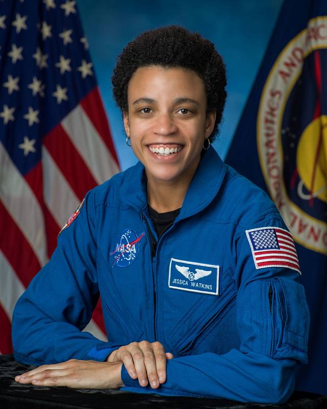 Portrét Jessicy Watkinsové, první černošské ženy, která bude žít na ISS.