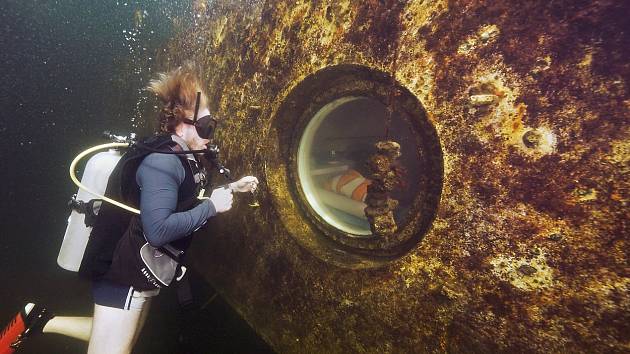 Vědec Joseph Dituri (na snímku) se snaží pokořit rekord v délce pobytu stráveného pod vodou.