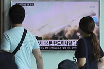 Lidé sledují na železniční stanici v jihokorejském Soulu záběry z testu balistických raket, který provedla Severní Korea