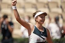 Česká tenistka Barbora Krejčíková se raduje z postupu do čtvrtfinále French Open.