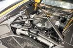 Aventador S byl vůči staršímu ročníku tohoto modelu obdarován vyšším výkonem, upraveným pohonem všech kol a dalšími důležitými maličkostmi. Uprostřed je pochopitelně zpívající atmosférický V12, nyní o výkonu 740 koní (544 kW).