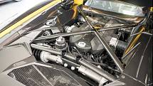 Aventador S byl vůči staršímu ročníku tohoto modelu obdarován vyšším výkonem, upraveným pohonem všech kol a dalšími důležitými maličkostmi. Uprostřed je pochopitelně zpívající atmosférický V12, nyní o výkonu 740 koní (544 kW).