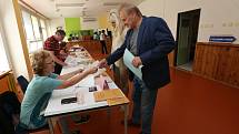 První voliči v Euvolbách 2019 po otevření volebních místností v Litoměřicích vhodili svůj hlas do urny.
