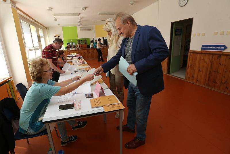 První voliči v Euvolbách 2019 po otevření volebních místností v Litoměřicích vhodili svůj hlas do urny.