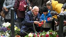 Prezidentský kandidát Pavel Fischer pokládá květiny u památníku událostí 17. listopadu 1989 na pražské Národní třídě