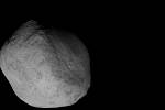 Nové snímky komety Tempel 1 ukázaly lidmi vytvořený kráter.