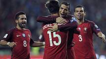 Cristiano Ronaldo oslavuje se spoluhráči svůj čtvrtý gól do sítě Andorry