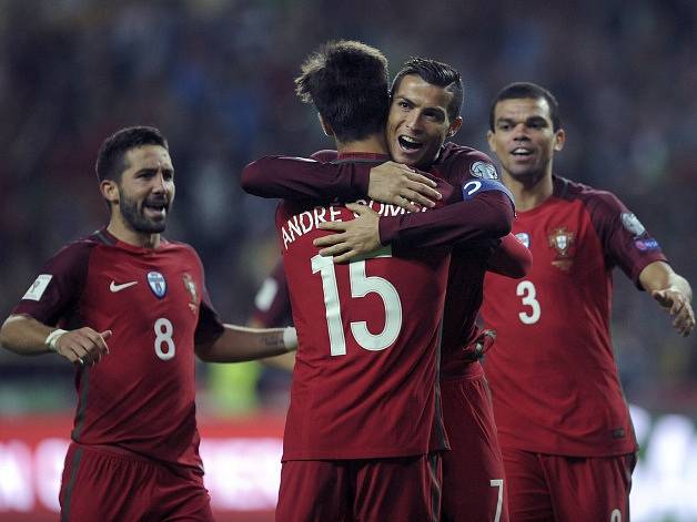 Cristiano Ronaldo oslavuje se spoluhráči svůj čtvrtý gól do sítě Andorry