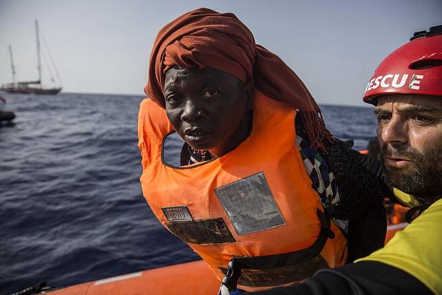 Migranti na trase přes Středozemní moře. Ilustrační snímek