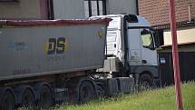 Kamion jede kolem sídla firmy Agrobech v Bechlíně, součásti koncernu Agrofert, která hospodaří na poškozeném poli