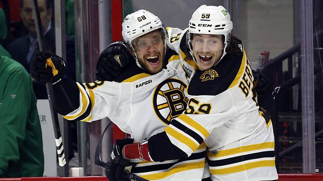 David Pastrňák (vlevo) z Boston Bruins se raduje z gólu, vpravo jeho spoluhráč Tyler Bertuzzi