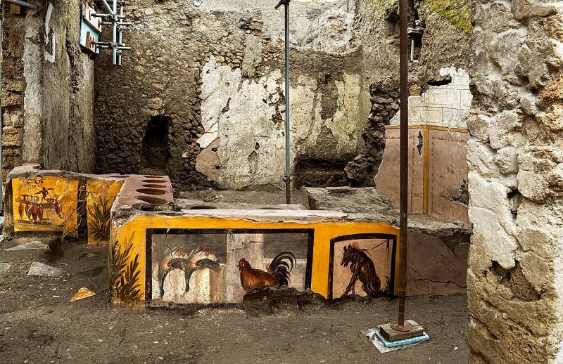 Archeologové našli v Pompejích mimořádně zachovalé thermopolium, tedy jakýsi antický fast food.