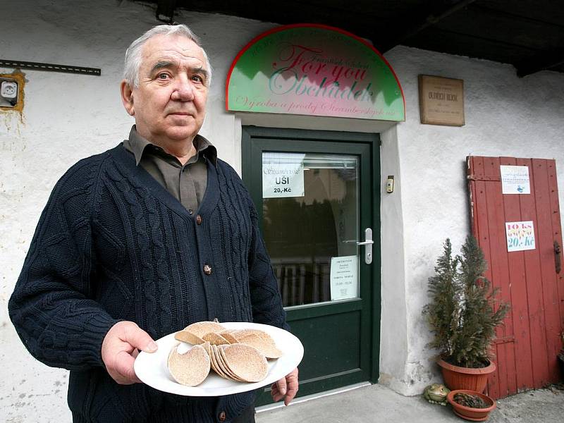 František Šubert začal s výrobou štramberských uší ještě před listopadem 1989. 