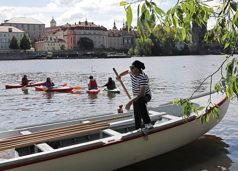 Příprava na svatojánské slavnosti Navalis - spouštění lodí na Vltavu na Náplavce u Hergetovy cihelny 13.května.