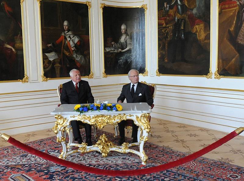 Švédský král Karel XVI. Gustav zapózoval s Václavem Klausem v květnu 2012 na Pražském hradě. 