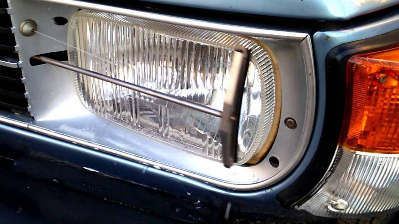 Ostřik a stěrače světel. Klasická vychytávka švédských vozů, která se v některých severských zemích stala dokonce povinnou a později s ní přišlo i Volvo. Saab ji poprvé uvedl v roce 1970, dnes už ale automobilky spoléhají pouze na tlakový ostřik světel. 