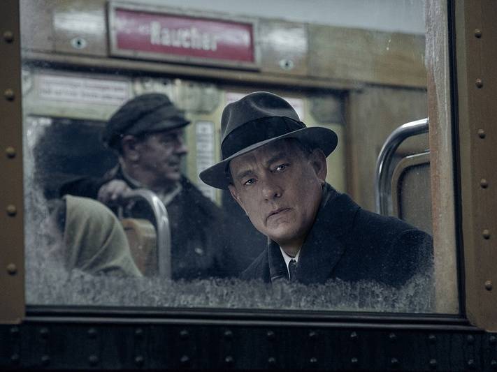 Tom Hanks ve filmu Most špiónů.