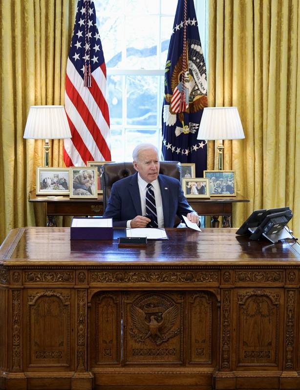 Zatím posledním prezidentem, který k historickému kusu nábytku zasedl, je Joe Biden.