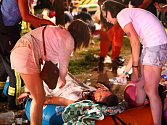 Více než 500 lidí utrpělo zranění při explozi, která v sobotu otřásla zábavním parkem u metropole Tchaj-pej. Neštěstí způsobilo vznícení barvícího prášku, který se sypal na návštěvníky.