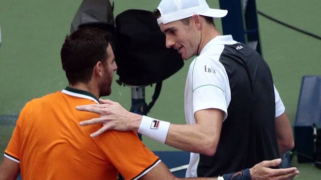 Dva tenisoví dlouháni: Juan Martín del Potro (vlevo) a John Isner.