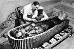 Britský archeolog a egyptolog Howard Carter otevírá nejvnitřnější svatyni hrobky faraona Tutanchamona poblíž Luxoru v Egyptě. Schody vedoucí dolů do hrobky prý objevil jeden z Carterových nosičů vody