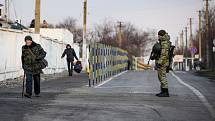 Lidé ve městech na ukrajinsko-ruské hranici denně žijí ve strachu. Někteří si na odstřelování zvykli, druzí raději utíkají pryč.