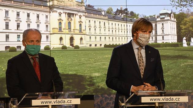 Ministr zdravotnictví Adam Vojtěch (vpravo) a jeho náměstek Roman Prymula.