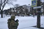 Ukrajinský voják hlídkující na ulici v Bachmutu, 14. února 202