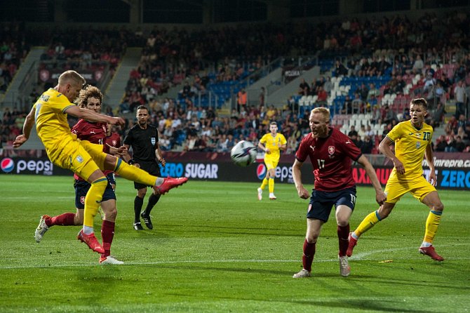 Olexandr Zinčenko (vlevo) v přátelském zápase mezi Ukrajinou a Českem v Plzni.