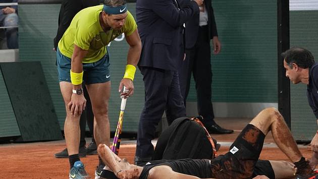 Rafael Nadal a zraněný Alexander Zverev v semifinále Roland Garros.