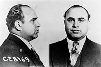 Al Capone na policejních identifikačních snímcích z doby po svém zatčení