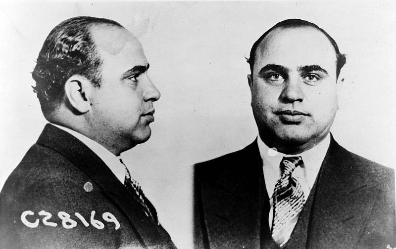 Al Capone na policejních identifikačních snímcích z doby po svém zatčení