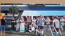 Fotbal a moje rodina. Fotky jsou ze svatby, kterou měl loni nejstarší hráč Spartaku Slavíkovice primo na hřišti.