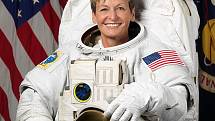Astronautka Peggy Whitson drží dodnes nepřekonaný vesmírný rekord. S přestávkami strávila ve vesmíru více času, než kdokoliv jiný. Z NASA sice odešla před 3 lety do důchodu, ale nyní se plánuje do vesmíru vrátit. Na palubě stroje soukromé společnosti.