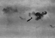 Japonské Zero pilotované kamikaze při útoku na americká plavidla u Filipín v roce 1945
