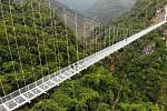 Bach Long Bridge ve Vietnamu - nejdelší skleněný most pro pěší na světě