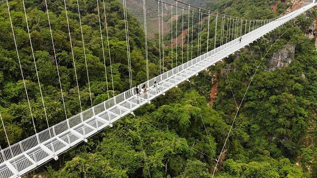 Bach Long Bridge ve Vietnamu - nejdelší skleněný most pro pěší na světě